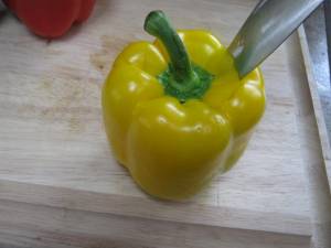 Slicing a bell pepper 001